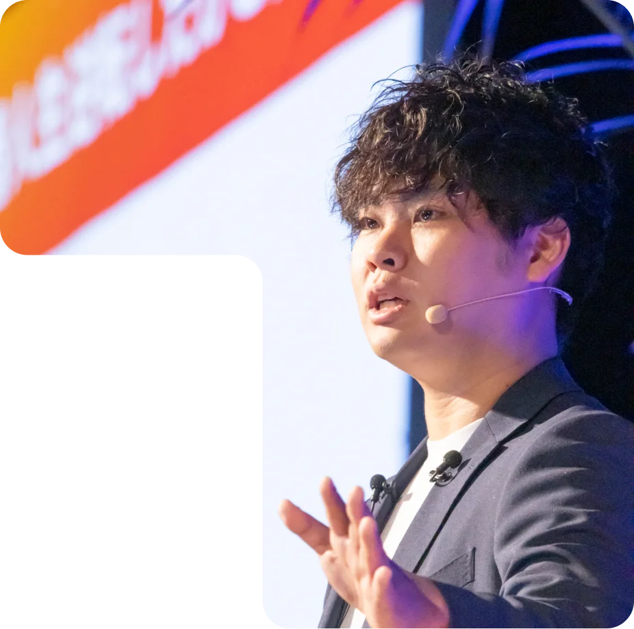 身振りを交えながら講演している様子