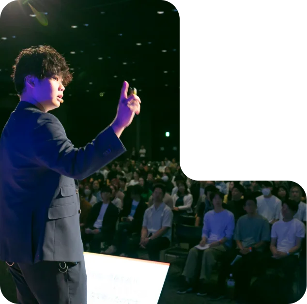 多くの聴衆が見守る会場で、説明する講演風景